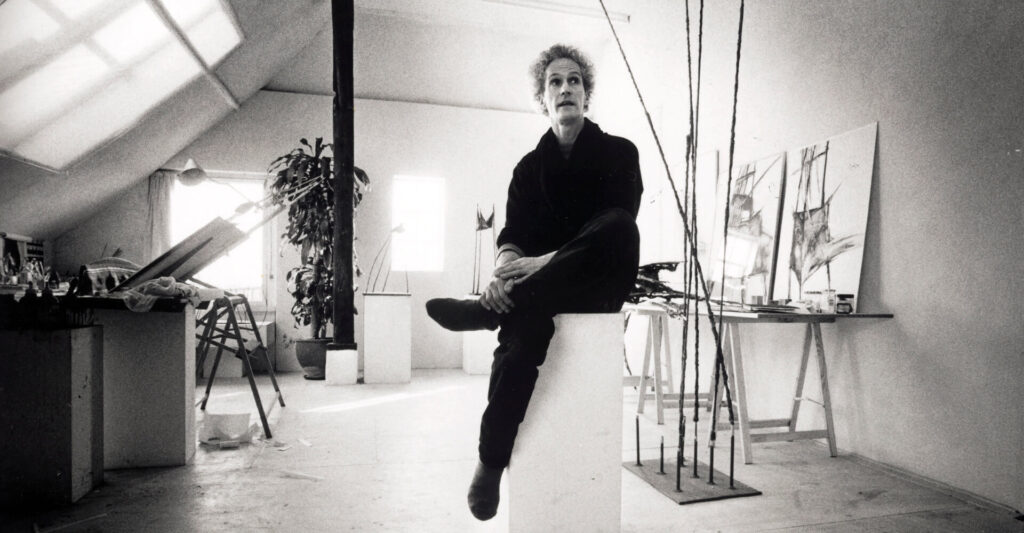 Jan in een nog leeg atelier (1992) - foto Harry Tielman, Groninger Archieven pano