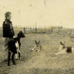 Jan op de dijk met geit en zijn honden - datum en fotograaf onbekend