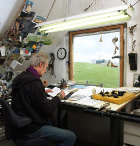 Werkend in atelier, Den Andel (2008) - foto John Stoel